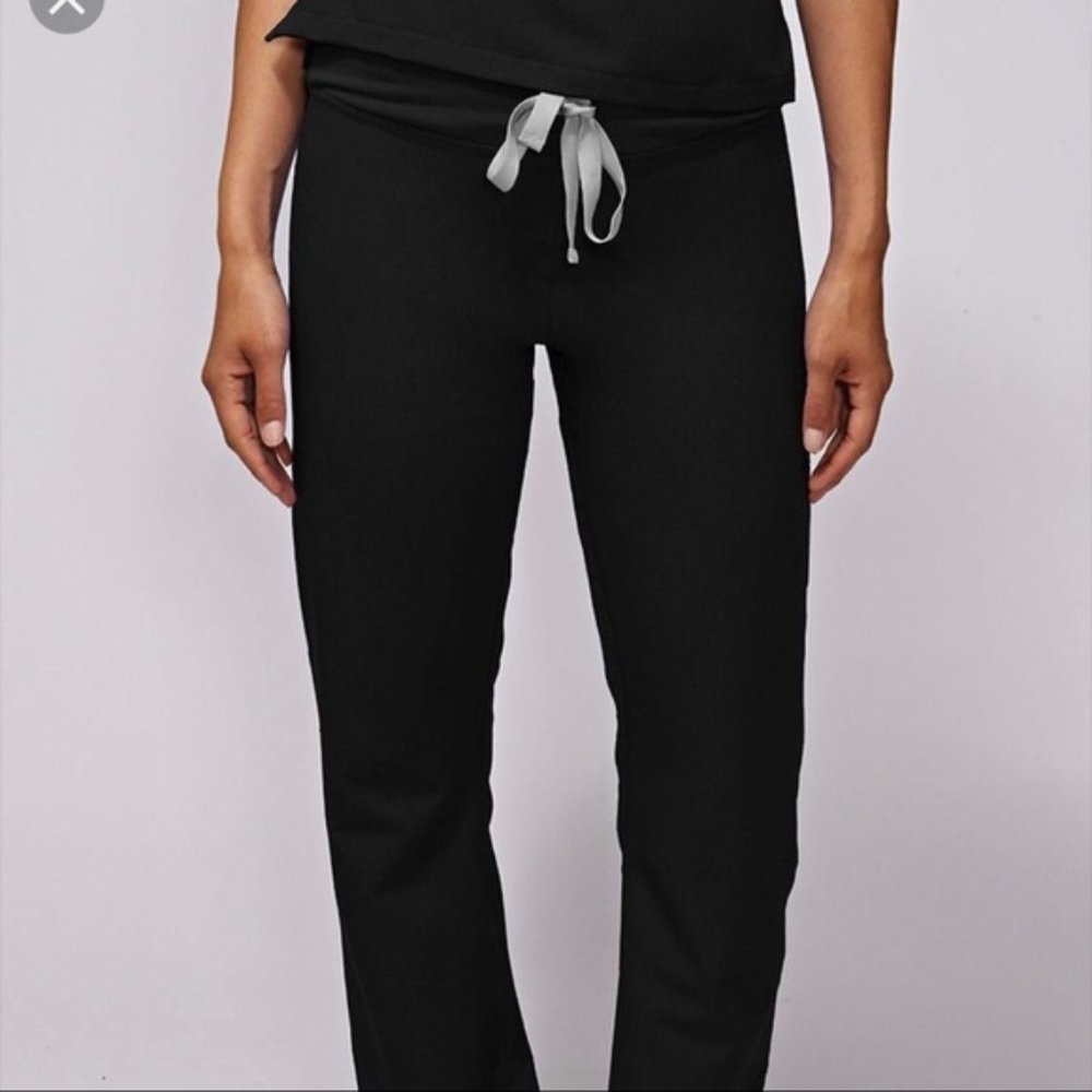 Figs Kade Cargo scrub pants black L Pettite